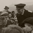 Gonagas Haakon fitnamin báhtareddjiid luhtte geat ledje báhtaran Sállanis Finnmárkkus, báhtareddjiid leirii lahka Glasgow, 1945 (Govva: Scanpix)